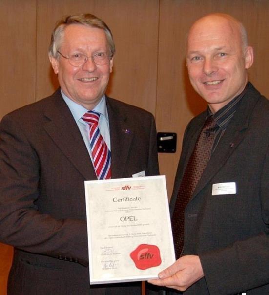 sffv-Vizepräsident Hanspeter Wicki (rechts) übergibt Armin Stoll, Direktor Flottenverkauf der General Motors Suisse SA, das Certificate.